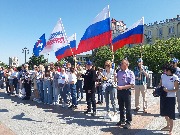 Хабаровчане вышли на праздник с флагами и лентами